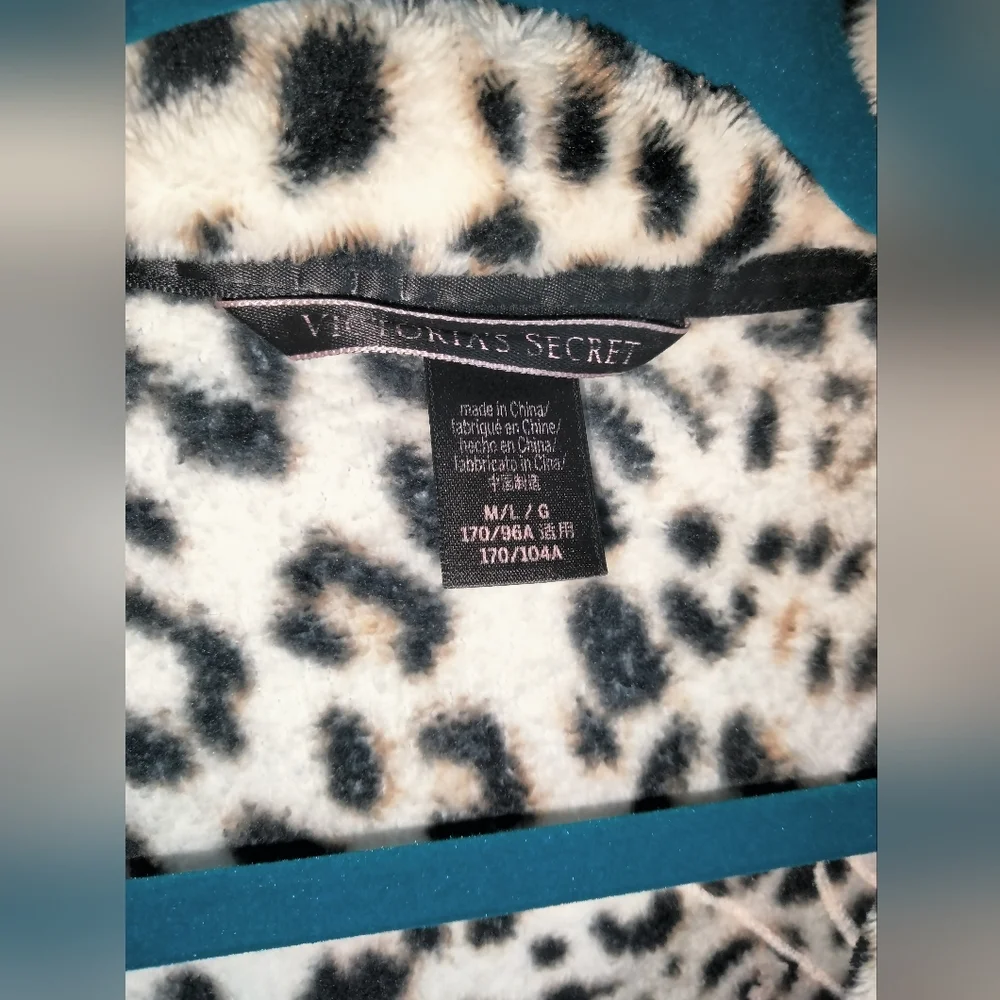Victoria's Secret (Size M/L) Animal Print Plush Fleece Slip Pockets Belted Robe